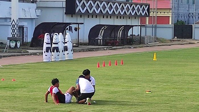 Gelandang PSM Makassar, M Arfan saat mendapat perawatan medis usai alami masalah di lutut kananya saat latihan di Stadion Kalegowa, Jl Poros Pallangga, Kecamatan Pallangga, Kabupaten Gowa, Senin (5/8/2024). 
 