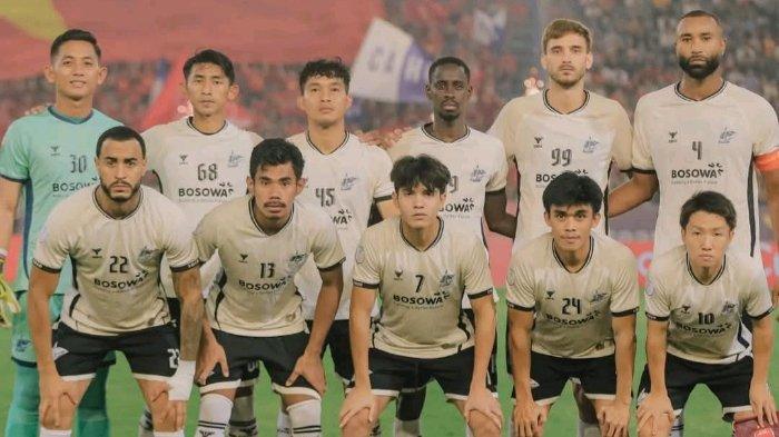 BAYANGAN FINAL - Starting line up PSM Makassar saat melawan Cong An Ha Noi (CAHN) FC pada leg kedua semifinal ASEAN Club Championship (ACC) 2024/2025 di Stadion Hang Day, Hanoi, Vietnam, Rabu (30/4/2025) malam. Pelatih PSM Makassar, Bernardo Tavares masih dibayangi kegagalan ke final ACC.