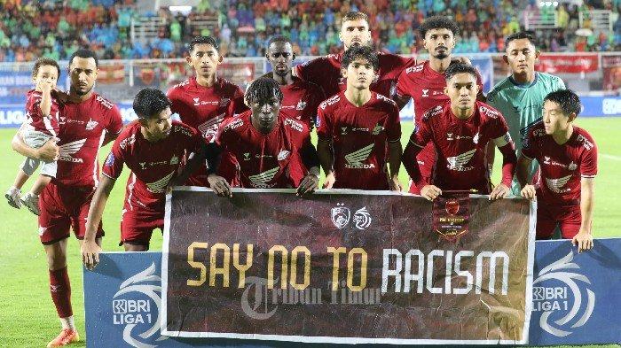 Pemain PSM berebut bola dengan pemain Persebaya saat pekan ke 26 liga satu yang berlangsung di Stadion BJ Habibie, Parepare, Sulsel, Jumat (7/3/2025). 
Dalam pertandingan tersebut PSM kalah 0-1 dari Persebaya.