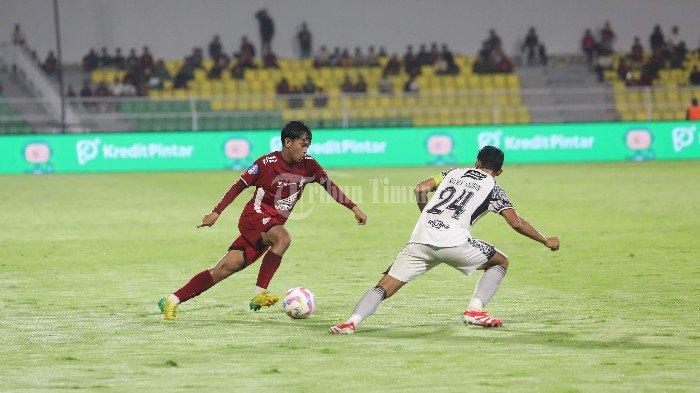 PSM KALAH - Pesepak bola PSM Makassar, Ricky Pratama mencoba melewati pesepak bola Bali United, Ricky Fajrin pada pertandingan BRI Liga 1 2024/2025 yang berlangsung di Stadion Gelora BJ Habibie Parepare, Sulsel, Jumat (25/4/2025). Bali United mengalahkan tuan rumah PSM Makassar dengan skor 1-0.