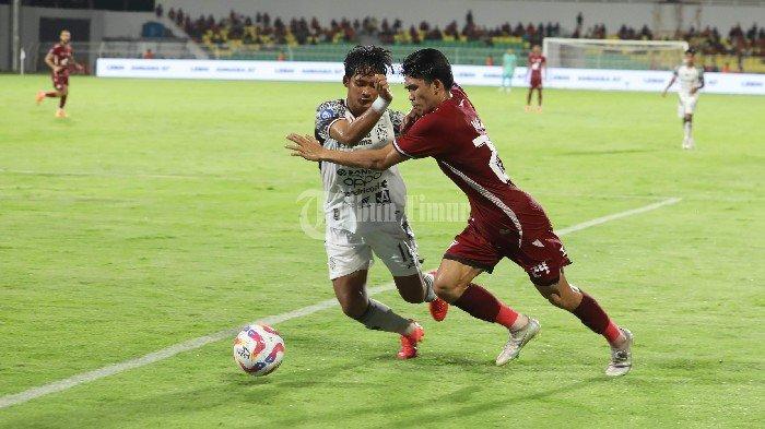 PSM KALAH - Pesepak bola PSM Makassar, Rizky Eka Pratama (kanan) berebut bola dengan pesepak bola Bali United, Kadek Agung pada pertandingan BRI Liga 1 2024/2025 yang berlangsung di Stadion Gelora BJ Habibie Parepare, Sulsel, Jumat (25/4/2025). Bali United mengalahkan tuan rumah PSM Makassar dengan skor 1-0.