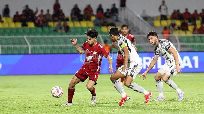 PSM KALAH - Pesepak bola PSM Makassar, Victor Dethan mencoba melewati pesepak bola Bali United pada pertandingan BRI Liga 1 2024/2025 yang berlangsung di Stadion Gelora BJ Habibie Parepare, Sulsel, Jumat (25/4/2025). Bali United mengalahkan tuan rumah PSM Makassar dengan skor 1-0.