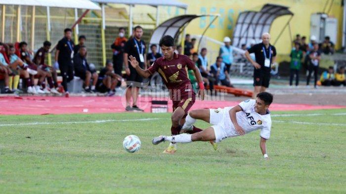 Pesepak bola PSM Makassar , Adil Nur Bangsawan (41) mendapat tekel dari pemain bola Persik Kediri yang berlangsung di Stadion Gelora BJ Habibie, ParePare, Sulsel, Kamis (3/8/2023). PSM Makassar terpaksa menelan kekalahan 1-2 atas Persik Kediri pada pekan 6 Liga 1 2023/2024. 