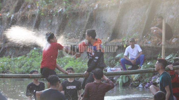 Warga Jl Paccinang RayaI, Kelurahan Tello Baru, Kecamatan Panakkukang, Makassar, mengikuti lomba
pukul bantal di kanal Jl Abdullah Dg Sirua, Kamis (17/8/2023). Lomba yang digelar oleh warga setempat tersebut untuk memeriahkan HUT ke-78 Republik Indonesia.