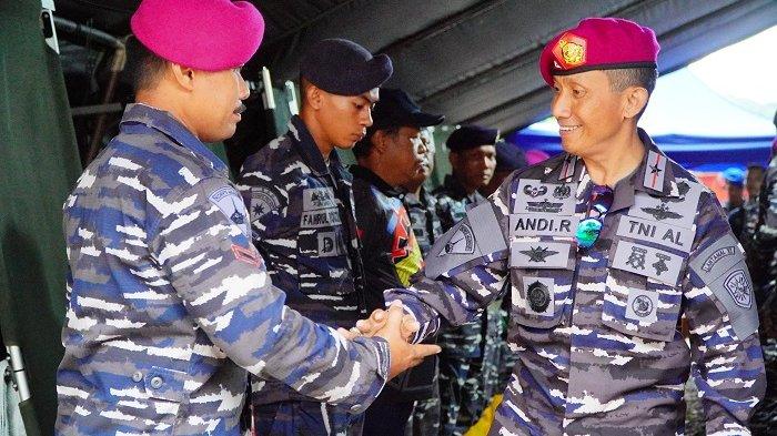 Brigjen TNI (Mar) Andi Rahmat tambah deretan jenderal yang datang ke Kabupaten Luwu, Sulawesi Selatan. Potret dirinya saat memberikan pengarahan kepada prajurit yang bertugas di Luwu. 