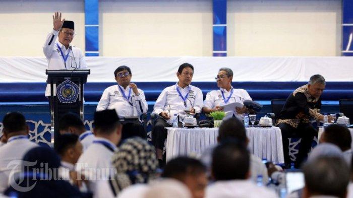Rektor Unismuh Makassar, Prof Ambo Asse (kiri) memberikan sambutan saat membuka pelaksanaan Rapat Kerja Tahun Akademik 2022/2023 yang berlangsung di Balai Sidang Muktamar, Unismuh Makassar, Rabu (30/8/2023). Perhelatan evaluasi dan proyeksi tahunan tersebut berlangsung selama dua hari hingga Kamis, 31 Agustus 2023 tersebut mengusung tema ‘Penguatan Riset Dosen dan Pengembangan Kapasitas Sumber Daya Menuju Perguruan Tinggi Unggul dan Berdaya Saing Internasional’. Disela kegiatan Kampus Unismuh Makassar memberikan penghargaan kepada Unit Kerja yang berhasil memperoleh sertifikasi ISO 21001:2018, dan sejumlah prodi yang berhasil mencapai target Kelulusan Tepat Waktu (KTW) dan Keberhasilan Studi (KBS) mahasiswa.