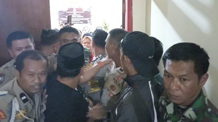 Kericuhan terjadi di Kantor Kecamatan Kelara, Jeneponto, saat massa menuntut daftar hadir pemilih dibuka. Proses rekapitulasi suara pun terhenti sementara, Minggu (1/12/2024). 