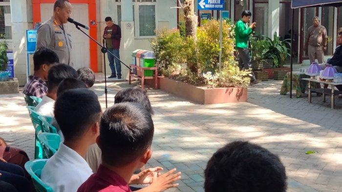 Polisi menangani kasus tawuran senjata mainan di Makassar