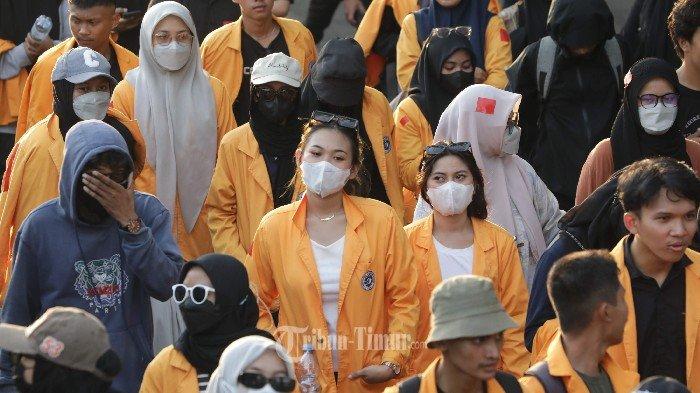 Mahasiswa dari berbagai Universitas di makassar berunjuk rasa menolak pengesahan Revisi UU Pilkada yang berlangsung di bawah jembatan Fly Over, Jl Ap Pettarani, Makassar, Kamis (22/8/2024). Aksi tersebut merupakan bagian dari gerakan peringatan darurat Indonesia yang viral di media sosial seusai DPR RI mengabaikan putusan MK.