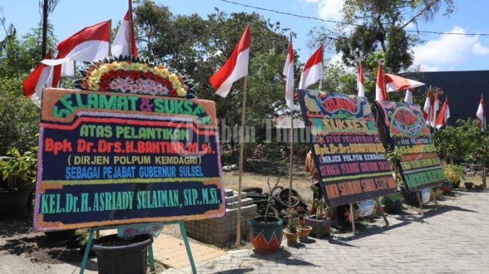 Tiga karangan bunga ucapan selamat terpampang didepan rumah pribadi Pj Gubernur Sulsel Bahtiar Baharuddin yang terletak di jl Gatot Subroto, Kelurahan Biru, Kab Bone, Sulsel, Rabu (6/9/2023). Bahtiar Baharuddin menggantikan Andi Sudirman Sulaiman yang masa jabatannya telah berakhir. Pria asal kabupaten Bone Sulsel ini menapaki karier di Kemendagri mulai dari Kasubdit Ormas Ditjen Polpum. Lulusan STPDN Jatinangor 1995 ini kemudian diangkat menjadi Kapuspen Kemendagri.