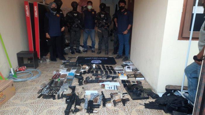 Barang bukti senjata, bendera ISIS di rumah terduga teroris di Bekasi, Dananjaya Erbening (28). Rumah karyawan BUMN PT KAI ( Kereta Api Indonesia ) tersebut ada di Perumahan Persona Anggrek Harapan, RT 07 RW 27, Bekasi Utara, Kota Bekasi, Jawa Barat.