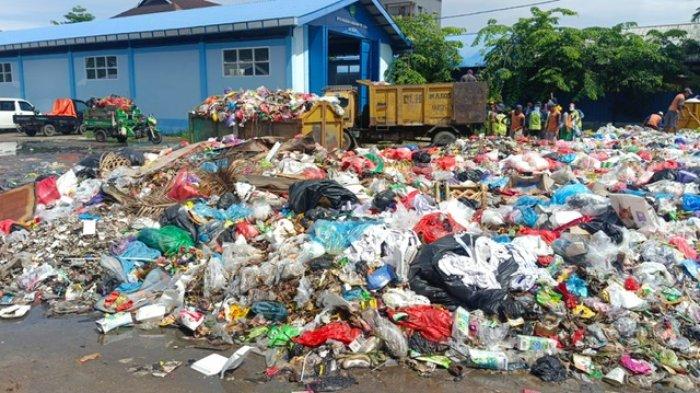 Sampah menumpukndi Tempat Pembuangan Sementara (TPS) samping Pasar Tramo Butta Salewangang 