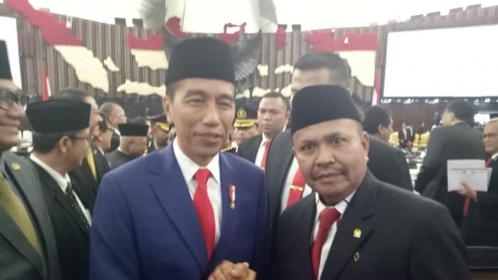 Anggota Fraksi PDIP DPR RI asal Kabupaten Soppeng, Samsu Niang, salam komando dengan Presiden RI Joko Widodo usai sidang DPR RI, Kamis (16/8/2018).