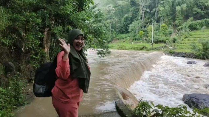 Alasan Bidan Dona Berani Berenang Menyeberang Sungai untuk Obati Pasien