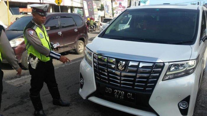 Mobil Alphard 1 M Terjaring Razia Plat 'Nakal' di Gowa - Tribun-timur.com