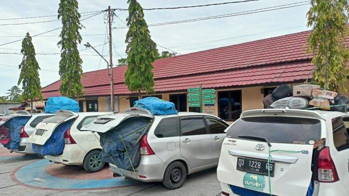 Satuan Lalu Lintas Polres Luwu tilang empat mobil berplat hitam, Rabu (22/12/2021)