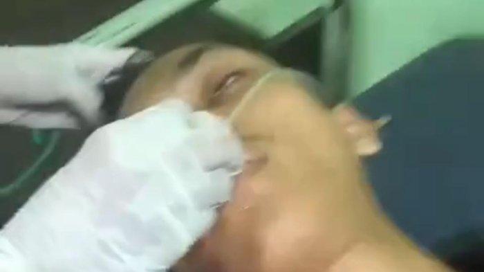 screenshot video viral seorang perawat jadi sorotan saat tangani pasien di Puskesmas Kampili, Kecamatan Pallangga, Kabupaten Gowa (Tangkapan layar video viral)