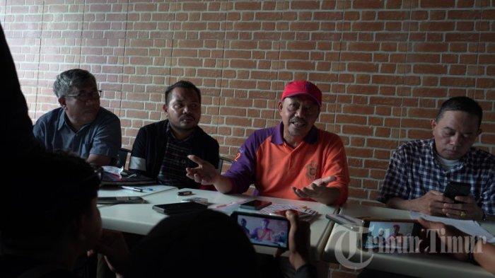 Kuasa Hukum Koperasi Serba Usaha (KSU) Bina Duta, Muriadi (pakai topi) bersama pengelola Pasar Butung memberikan keterangan kepada wartawan terkait penyegelan pasar butung yang berlangsug di Parkiran Pasar Butung, Jl. Pasar Butung, Kec. Wajo, Makassar, Jumat (25/11/2022). Penyegelan itu terkait kasus tindak pidana korupsi sewa lods dan jasa produksi Pasar Butung Makassar yang diduga dilakukan oleh Ketua Koperasi Serba Usaha (KSU) Bina Duta, Andri Yusuf.