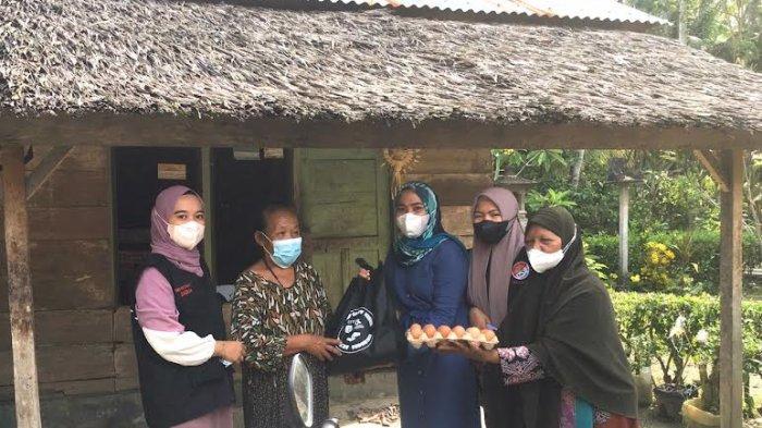 Sejumlah warga miskin di Dusun Bali Mas, Desa Lakawali Kecamatan Malili Luwu Timur, Sulawesi Selatan (Sulsel), Jumat (17/12/2021), memperoleh bantuan Jumat sedekah.