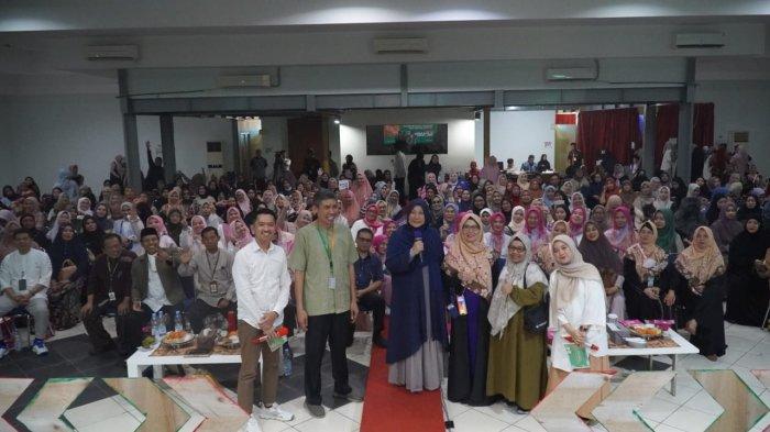 Foto bersama narasumber dan 350 peserta dalam seminar parenting Sekolah Islam Athirah.