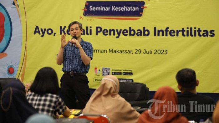 Spesialis Obstetri dan Ginekologi, dr Fery Wijaya menjadi pemateri saat seminar Kesehatan yang digelar Prodi di Grha Sudirman, Makassar, Sabtu (29/7/2023). Seminar kesehatan ini mengangkat tema Ayo, Kenali Penyebab Infertilitas yang diikuti sebanyak 55 pasangan suami istri (pasutri).
