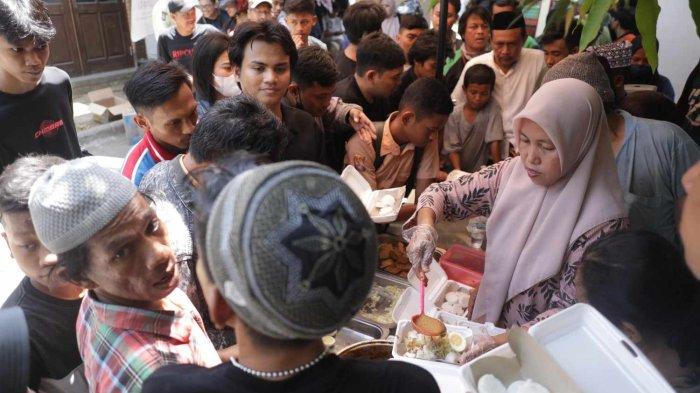 Tim pemenangan pasangan Seto-Rezky, Milenial Squad Muda Sehati mengajak pengendara yang melintas untuk makan gratis di Posko Pemenangan Sehati yang terletak di Jl. A.P. Pettarani, Makassar.  Jumat (21/09/2024). Kegiatan ini merupakan bagian dari agenda rutin mereka yang terus digalakkan setiap pekan.