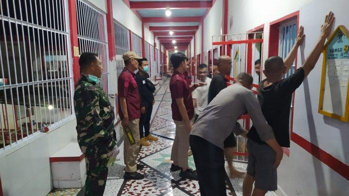 Tim gabungan dibagi menjadi tiga kelompok untuk memastikan proses penggeledahan dilakukan secara menyeluruh dan profesional.