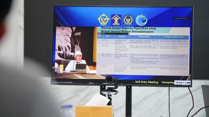 Pimti Pratama Kanwil Kemenkum Sulsel ikuti Soft Entry Meeting Pemeriksaan Badan Pemeriksa Keuangan (BPK) RI atas Laporan Keuangan Kementerian Hukum dan Hak Asasi Manusia Tahun (Kemenkumham) Tahun 2024 di Ruang Rapat Kepala Kantor Wilayah, Senin (20/1). 