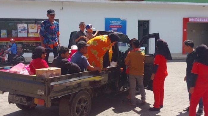 Karyawan SPBU Katangka berusaha beri penjelasan kepada seorang sopir yang menolak pakai aplikasi QR Barcode, Selasa (1/10/2024) 