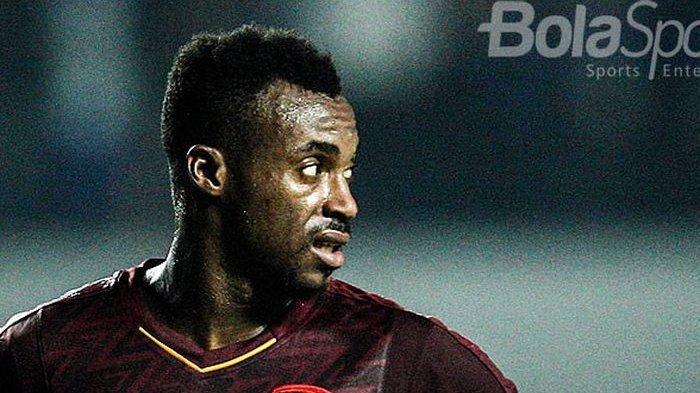Striker PSM Makassar, Guy Junior, saat tampil melawan Persib Bandung pada pekan kesepuluh Liga 1 201