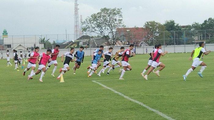 Suasana latihan PSM Makassar di Lapangan Kalegowa, Kabupaten Gowa, Sulawesi Selatan, baru-baru ini.