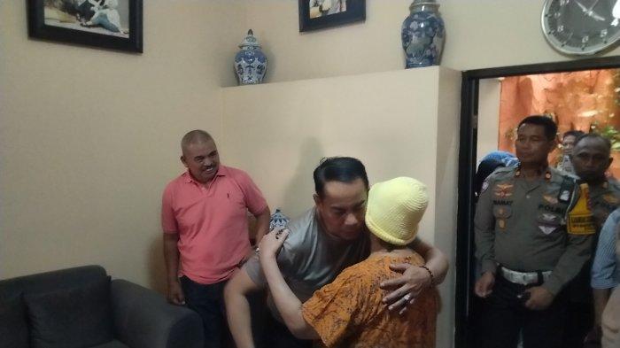 Saat Kapolda Sumatera Selatan Irjen Pol Andi Rian R Djajadi Pamit di rumah ibunya Jl Kaswari, Kecamatan Mariso, Makassar, Rabu (2/10/2024) siang.