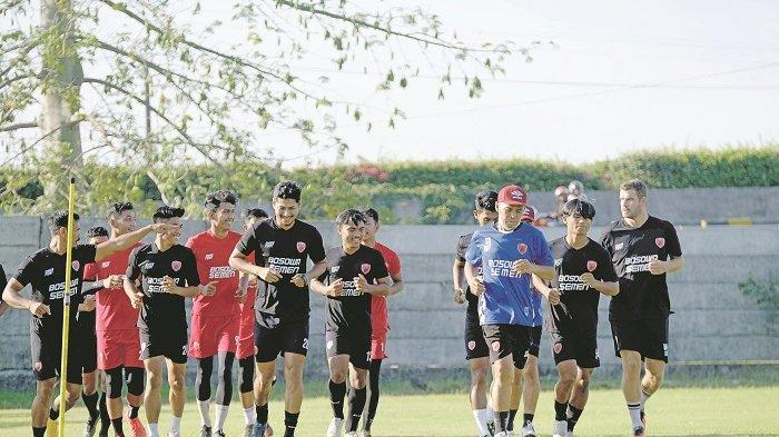 Syamsuddin Batola saat memimpin latihan skuat PSM Makassar di lapangan Bosowa Sport Center (BSC), Jl Teuku Umar, Makassar, beberapa waktu lalu. Syamsuddin batola dipercaya sebagai carateker pelatih PSM saat menghadapi Persipura Jayapura pada pekan ke-14 Liga 1 Indonesia 2021/2022, Sabtu (27/11/2021), Pukul 21.30 Wita.