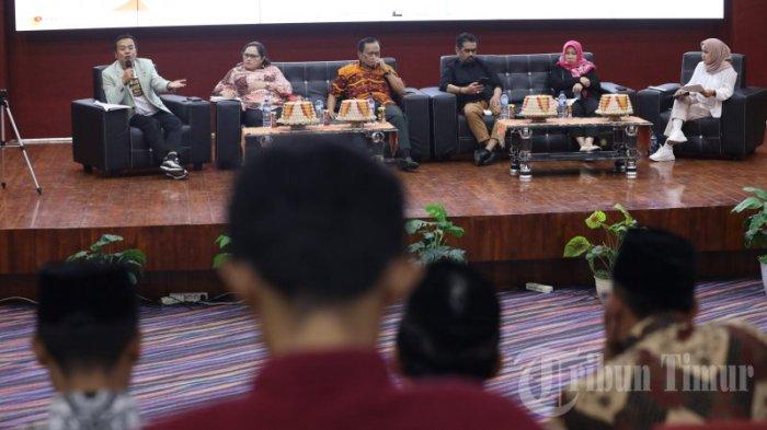 Dari kiri : Ketua KPU Sulsel, Hasbullah. Oase Intim, Christina J Hutubessy. Ketua FKBU Sulsel, Prof Dr Abd Rahim Yunus. Kepala Balai Litbang Agama Makassar, Dr Saprillah dan Ketua Bawaslu Sulsel Mardiana Rusli menjadi pembicara Talkshow politik identitas yang berlangsung di Ballroom Teater UNM, Jl Ap Pettarani, Makassar, Sabtu (29/7/2023). Talkshow yang diselenggarakan oleh Lembaga Advokasi dan Pendidikan Anak Rakyat (LAPAR) Sulsel, bersama OASE INTIM dan Jaringan Lintas Iman (Jalin) Harmoni ini mengangkat tema 