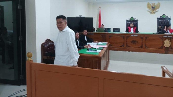 TATAPAN ANNAR-Annar Sampetoding menggampar Syahruna, pembuat uang palsu, menjadi saksi atas terdakwa Andi Ibrahim, eks Kepala Perpustakaan UIN Alauddin Makassar dalam sidang kasus sindikat uang palsu di PN Sungguminasa, Jl Usman Salengke, Kecamatan Somba Opu, Kabupaten Gowa, Rabu (28/6/2025). Annar mengaku tidak bertemu Syahruna dan John di Polres Gowa, melainkan di Rutan Makassar.