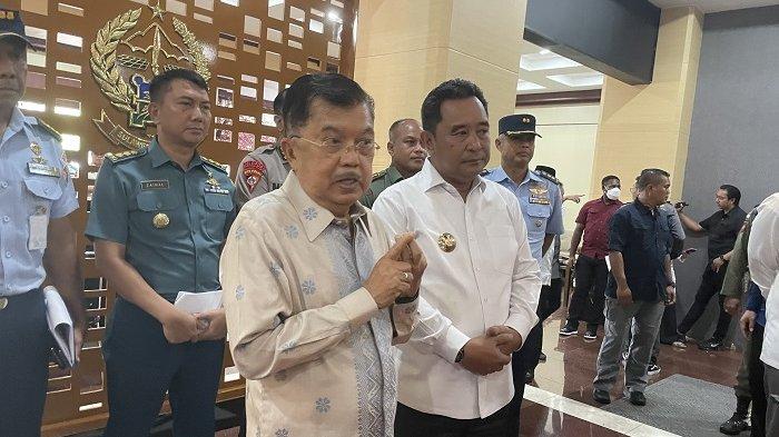HM Jusuf Kalla saat bersama Pj Gubernur Sulsel Bahtiar Baharuddin di Kantor Gubernur Sulsel, Rabu (20/12/2023)