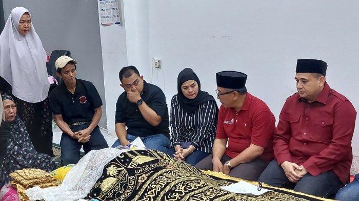 Munafri Arifuddin atau Appi dan Ilham Arief Sirajuddin (IAS) menyampaikan ucapan belasungkawa kepada Nia, istri almarhum Sadap, di rumah duka di Komplek Pesona Prima Griya Ruby, Jl Tamangapa Raya, Bangkala, Kecamatan Manggala, Jumat (8/11/2024) malam.