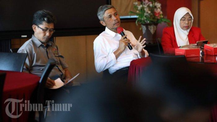 Sekretaris Unhas, Prof Sumbangan Baja (tengah) bersama Ketua Panitia Dies Natalis Unhas, Prof Ariyanti Saleh (kanan) dan Kepala Humas Unhas, Ahmad Bahar (kiri) memaparkan agenda Dies Natalis  Universitas Hasanuddin yang ke-67 lewat press conference yang berlangsung di lantai 8 Rektorat Unhas, Kampus Tamalanrea, Makassar, Selasa (1/8/2023). Pelaksanaan Dies Natalis bertujuan untuk menghormati tonggak sejarah dari Unhas. Melalui Dies Natalis, Unhas juga ingin menunjukkan sederet prestasi dan reputasi, serta sumbangsih Unhas bagi masyarakat