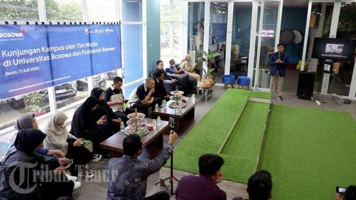Rektor Universitas Bosowa (Unibos), Prof. Dr. Ir. Batara Surya (berdiri) memberikan sambutan saat acara  silaturahmi media yang berlangsung di ruang lounge lobby gedung 1 Universitas Bosowa, Jl Urip Sumoharjo,. Makassar, Senin (17/7/2023). Prof Batara Surya menyebut Unibos telah bertransformasi melalui digitalisasi. Sistem pembelajaran sampai pengelolaan kampus kian rapih dengan sistem digital. Saat ini, Unibos membina 40 program studi jenjang sarjana sampai doktoral.