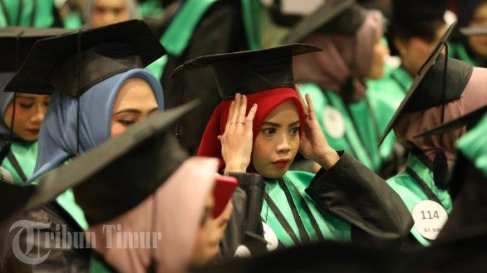 Sejumlah wisudawan Universitas Megarezky (Unimerz) Makassar mengikuti wisuda program Diploma, Sarjana dan Profesi Periode Angkatan XVI Periode Genap Tahun Akademik 2022/2023 di Phinisi Ballroom Hotel Claro, Jl AP Pettarani, Makassar, Selasa (26/9/2023). Dalam acara tersebut, Unimerz Makassar mencetak 934 lulusan baru.