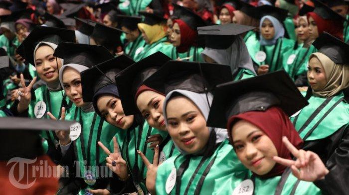 Sejumlah wisudawan Universitas Megarezky (Unimerz) Makassar mengikuti wisuda program Diploma, Sarjana dan Profesi Periode Angkatan XVI Periode Genap Tahun Akademik 2022/2023 di Phinisi Ballroom Hotel Claro, Jl AP Pettarani, Makassar, Selasa (26/9/2023). Dalam acara tersebut, Unimerz Makassar mencetak 934 lulusan baru.