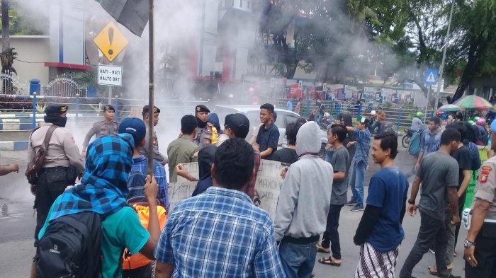 Unjukrasa Hmi Di Depan Kampus Unismuh Makassar Berujung Ricuh Tribun