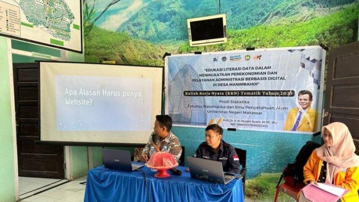 Suasana workshop Pengabdian Kepada Masyarakat (PKM) Universitas Negeri Makassar (UNM) di bawah Skema Pemberdayaan Berbasis Masyarakat dan Pemberdayaan Masyarakat oleh Mahasiswa (PMM) yang berlangsung di Desa Manimbahoi, Kecamatan Parigi, Gowa, Minggu (6/8/2023). Kegiatan ini bertujuan untuk meningkatkan perekonomian dan pelayanan administrasi berbasis digital dan memberikan literasi teknologi kepada masyarakat dalam bentuk pengelolaan website desa.