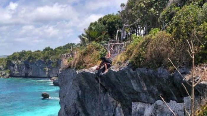 Mahasiswa Pencinta Alam dan Seni Budaya (MPAS) Mimesis FSD Universitas Negeri Makassar (UNM), telah membuka jalur panjat tebing di tempat wisata Apparallang, Desa Ara, Kec, Bonto Bahari, Kabupaten Bulukumba, Kamis (31/8/2017)