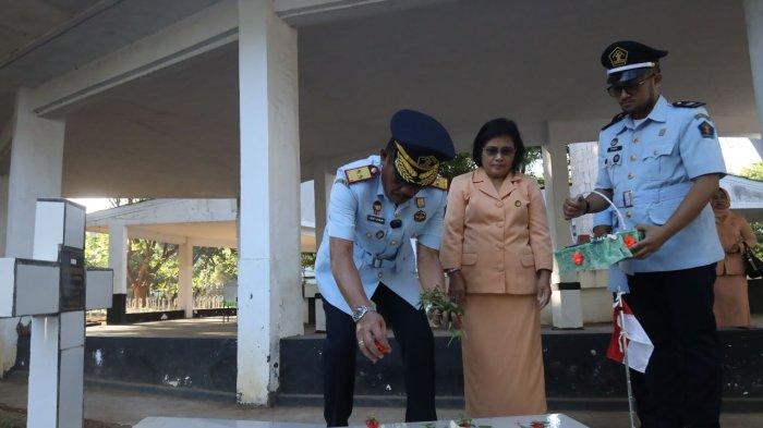 Setelah upacara dilangsungkan, Kakanwil Kemenkumham Sulsel, Liberti Sitinjak 
melaksanakan tabur bunga di beberapa makam pahlawan Sulawesi Selatan.