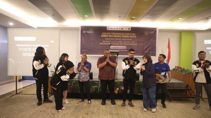 Komunitas Voice Over Makassar berfoto bersama usai resmi diluncurkan yang berlangsung di Hotel Maxone, Makassar, Minggu (26/07/2024). Voice People Makassar sendiri merupakan salah komunitas cabang dari Voice Institute Indonesia, sebuah institusi pelatihan yang berfokus pada industri suara (voice industry.