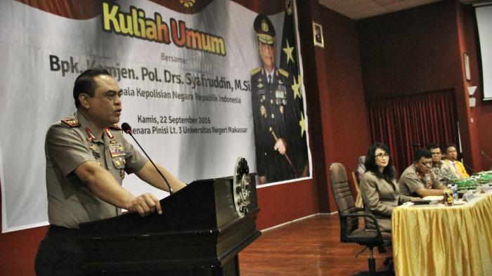 Wakil Kepala Kepolisian Republik Indonesia, Komjen Syafruddin memberi kuliah umum di hadapan sivitas Universitas Negeri Makassar (UNM), Kamis (22/9/2016).Wakapolri yang didampingi Kapolda Sulawesi Selatan Irjen Pol Anton Charliyan menyampaikan materi terkait kondisi Indonesia, salah satunya terkait keamanan.Kedatangan Wakapolri di UNM merupakan salah satu rangkaian agendanya setelah sebelumnya berkunjung di Sulawesi Barat. tribun timur/muhammad abdiwan