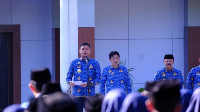Bupati Gowa, Adnan Purichta Ichsan didampingi Wakil Bupati Gowa, Abd Rauf Malaganni membuka Orientasi Pengenalan Fungsi dan Tugas ASN bagi PPPK di Lapangan Upacara Kantor Bupati Gowa, Rabu (17/7/2024).