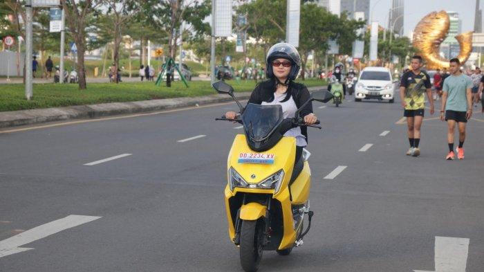 Warga Makassar mencoba motor listrik United di kawasan CPI beberapa waktu lalu. Kalla Kars menghadirkan program bagi-bagi emas selama September 2024.