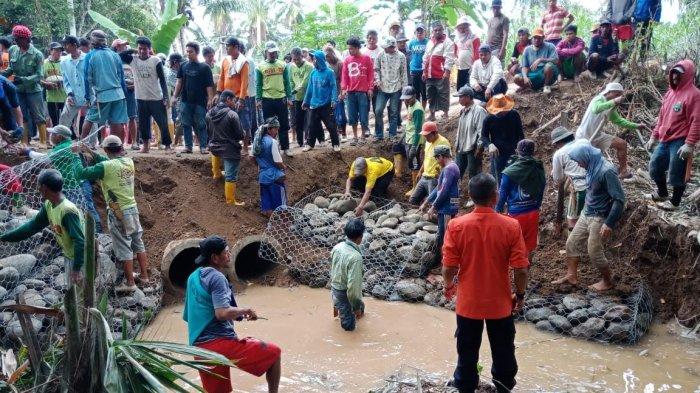 Warga dan BPBD Enrekang Gotong Royong Bangun Jembatan, Akses di Desa Buttu  Batu Kembali Normal - Tribun-timur.com